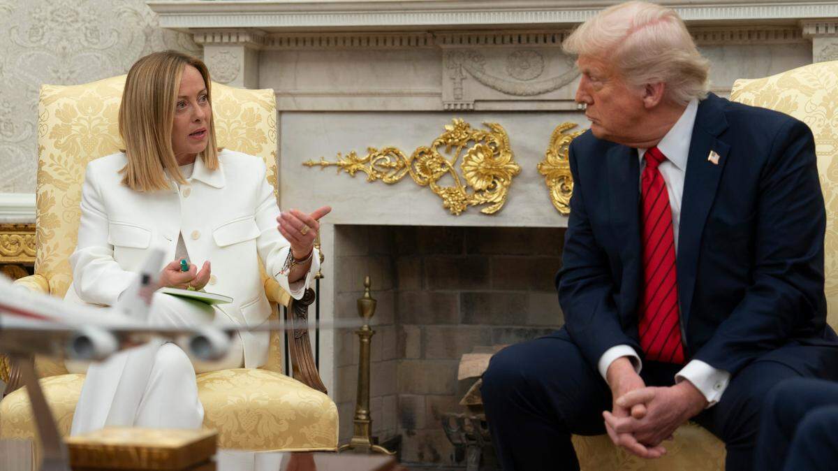 La primera ministra de Italia, Giorgia Meloni, conversa con el presidente Donald Trump en la Oficina Oval de la Casa Blanca, en Washington, DC, el jueves 17 de abril de 2025.