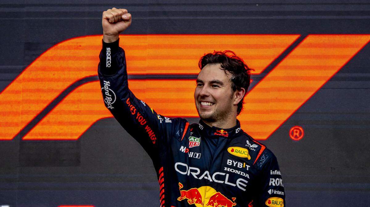 El mexicano Sergio Pérez sacó provecho del ingreso del auto de seguridad para derrotar a su compañero de equipo Max Verstappen en el Gran Premio de Azerbaiyán el domingo, lo que se suma a la carrera de sprint que ganó el día previo, y Red Bull mantuvo su racha victoriosa en lo que va de 2023.