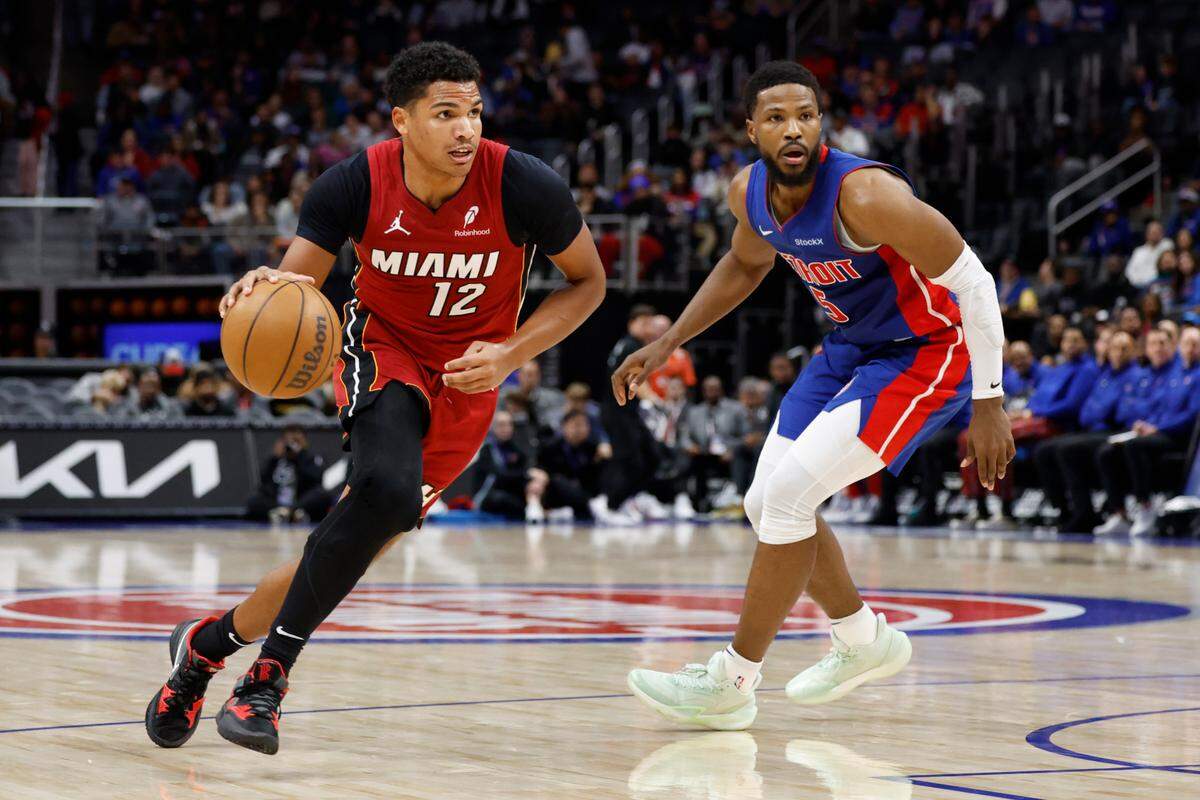 El jugador del Heat de Miami Dru Smith (12) conduce la pelota ante la marca de Malik Beasley, de los Pistons, en el partido celebrado el 16 de diciembre de 2024 en Detroit.