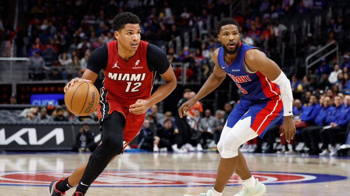 El jugador del Heat de Miami Dru Smith (12) conduce la pelota ante la marca de Malik Beasley, de los Pistons, en el partido celebrado el 16 de diciembre de 2024 en Detroit.