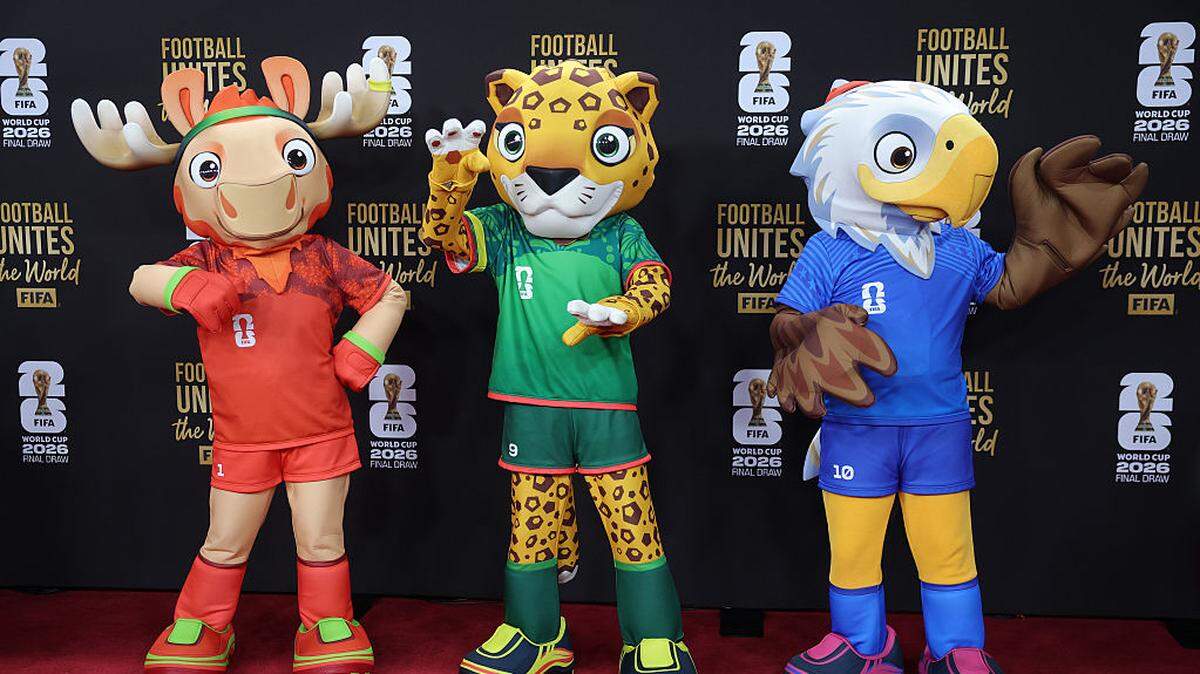 Las mascotas oficiales Maple el alce de Canadá, Zayu el jaguar de México y Clutch el águila de Estados Unidos posan en la alfombra roja antes del sorteo oficial de la Copa Mundial de la FIFA 2026 en el Centro John F. Kennedy para las Artes Escénicas, el 5 de diciembre de 2025 en Washington, DC.