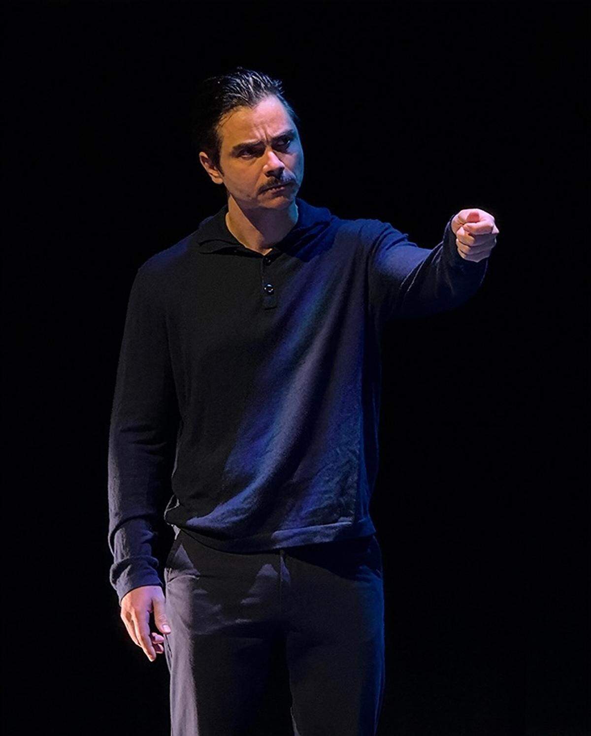 Daniel Romero es el mediador, testigo y parte en distintos momentos de “Variaciones para un tema insignificante”, de Carlos Celdrán, producción de Arca Images.