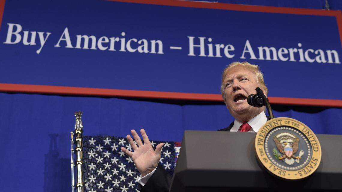 “Compra americano. Contrata americano”, el lema de Donald Trump durante la firma del decreto presidencial para endurecer la regulación de las visas profesionales con trabajos especializados el  18 de abril de 2017.