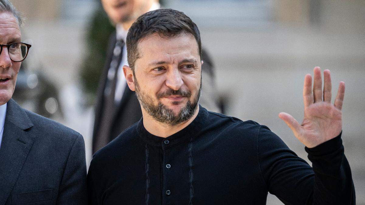 El presidente de Ucrania, Volodomir Zelenski, saluda tras salir de una reunión con líderes europeos en París, el 27 de marzo de 2025.