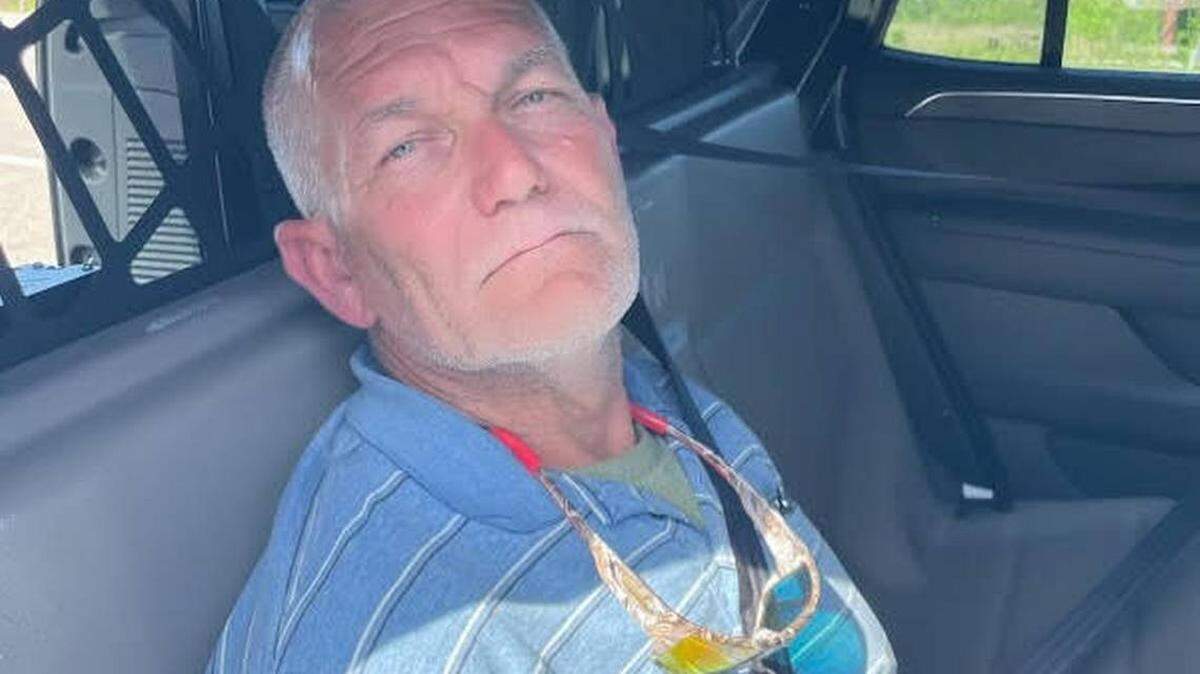 Monte Chitty, pastor fugitivo de los Cayos de la Florida, acusado de agredir sexualmente a una adolescente, en un auto patrullero, tras ser arrestado el 4 de abril de 2024.