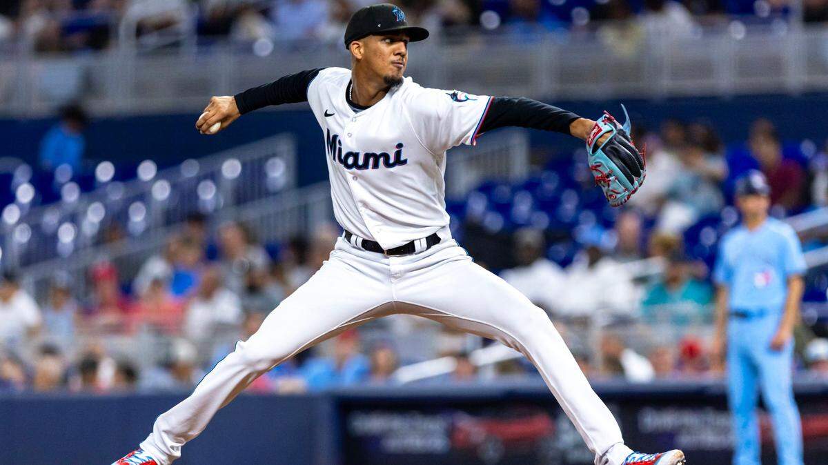 Eury Pérez ya está de regreso en Grandes Ligas. Los Marlins colocaron el estelar prospecto dominicano en la nómina activa y está programado para abrir el lunes contra los Rojos en Cincinnati. 