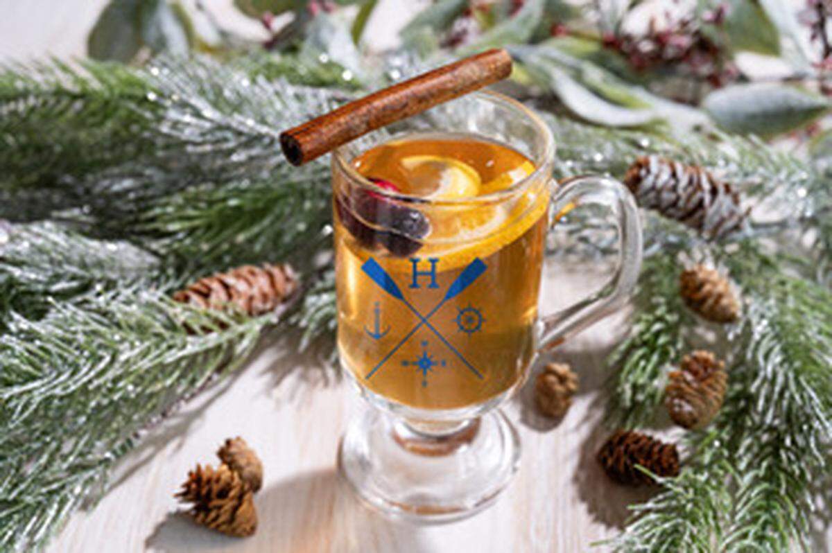 The Hampton Social ofrece un cóctel elaborado con los sabores favoritos de la temporada: El Santa’s Hot Cider.