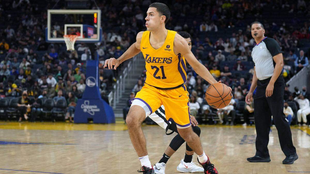El jugador de los Lakers Cole Swider conduce la pelota en un partido contra el Heat de Miami en la Liga de Verano, el 2 de julio de 2022. 
