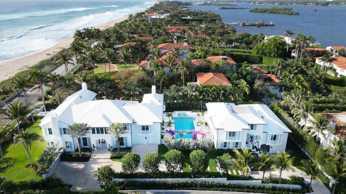 Una mansión frente al mar, terminada a principios de este año, se unió a la zona de los multimillonarios de Palm Beach, combinando una arquitectura atemporal de estilo bermudeño con sofisticación moderna.