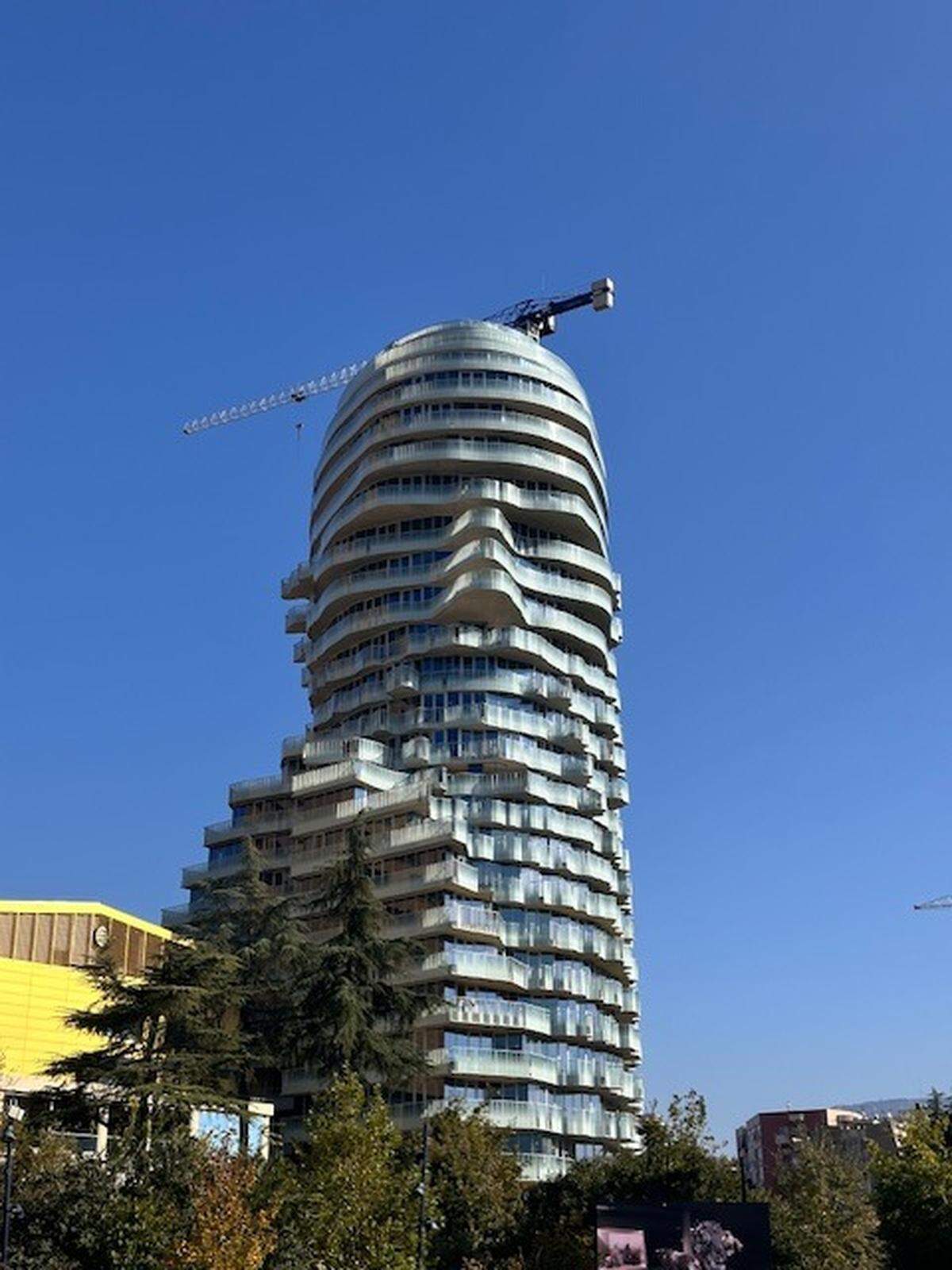 Edificio de viviendas y oficinas en la plaza Skanderbeg de Tirana.