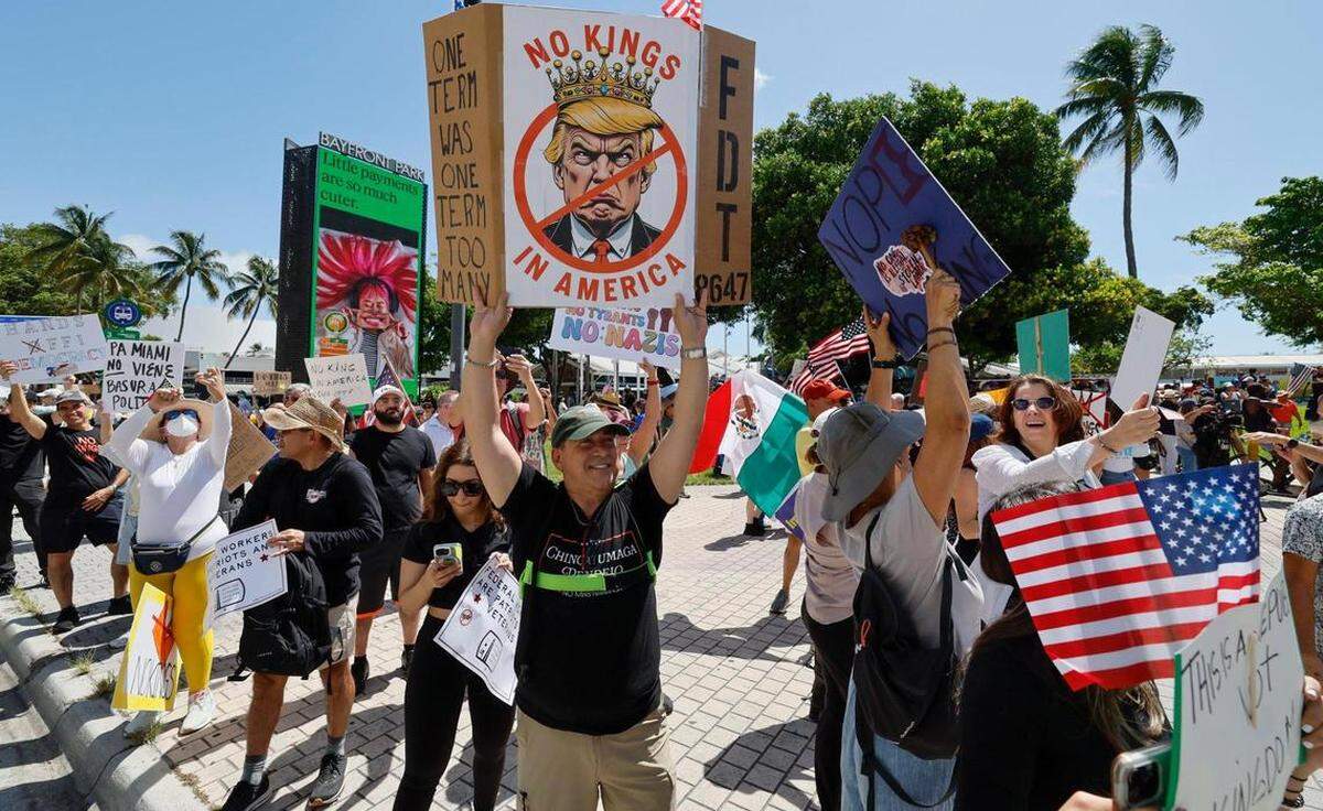 Manifestantes se congregan en la protesta “Sin Reyes” contra Trump en el monumento de la Antorcha de la Amistad en Bayfront Park, Miami, Florida, el sábado 14 de junio de 2025.
