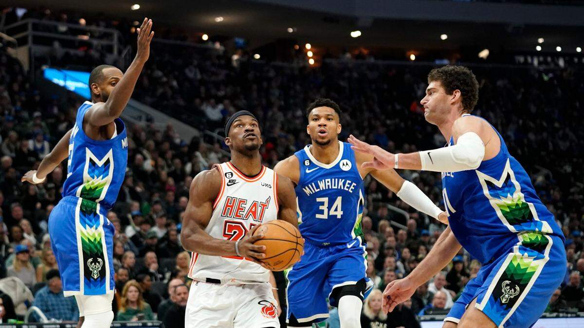 El jugador del Heat Jimmy Butler, centro, conduce hacia la canasta entre Khris Middleton, Giannis Antetokounmpo y Brook López, de los Bucks, durante la primera mitad del partido celebrado el 4 de febrero de 2023 en Milwaukee.