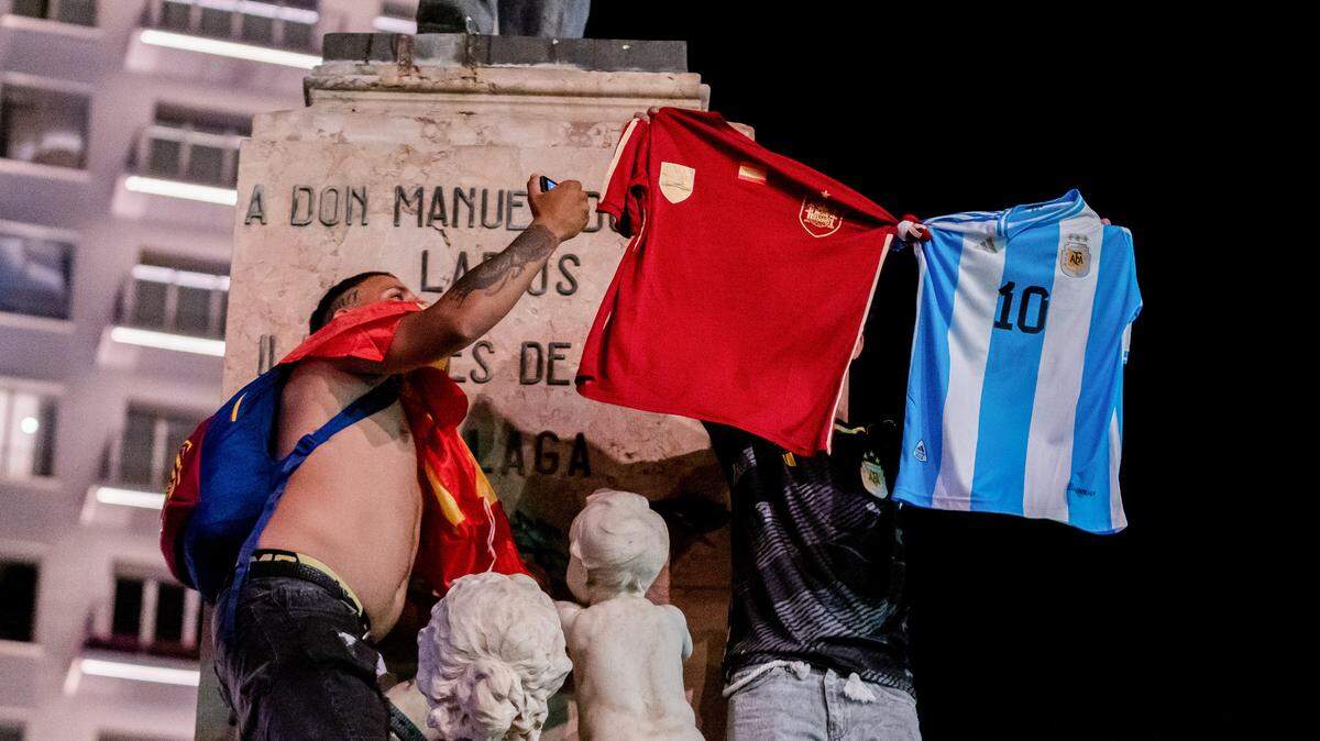Dos aficionados muestran las camisetas de España y Argentina durante la celebración en Málaga de la victoria de España en la UEFA Euro 2024. España ganó la UEFA Euro 2024 después de un partido contra Inglaterra celebrado en el Olympiastadion de Berlín, Alemania. (Foto de Francis González / SOPA Images/Sipa USA)