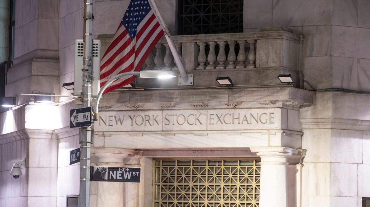 La Bolsa de Valores de Nueva York cierra con caídas el miércoles, 16 de abril de 2025, después de la advertencia de la Reserva Federal de que los aranceles golpearán a la economía.