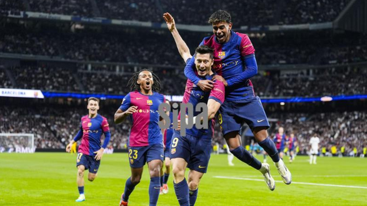 Lamine Yamal (der.) celebra con Robert Lewandowski luego de que el delantero polaco anotara un gol para Barcelona ante el Real Madrid, en el partido efectuado el 26 de octubre de 2024 en el estadio Santiago Bernabéu de Madrid.