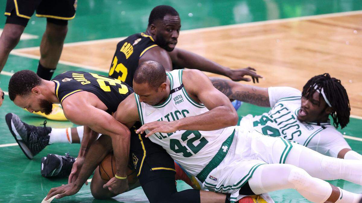La estrella de los Warrios de Golden State Stephen Curry (izq.) lucha por la pelota con Al Horford, de los Celtics, en el cuarto parcial del Juego 3 de la Final de la NBA, celebrado el 8 de junio de 2022 en Boston.