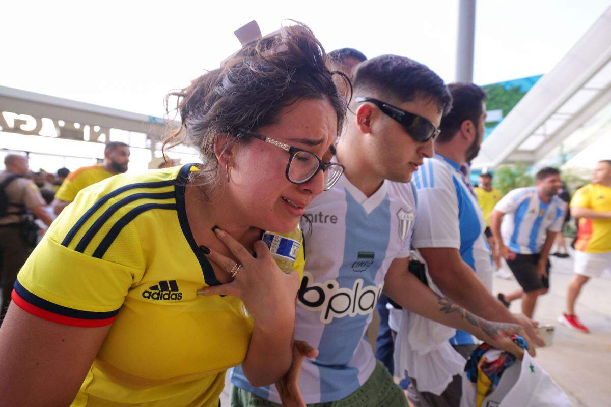 Una fanática colombiana reacciona tras pasar las puertas de seguridad del Hard Rock Stadium antes del partido final de la Copa América entre Argentina y Colombia, el 15 de julio de 2024 en Miami Gardens, Florida.