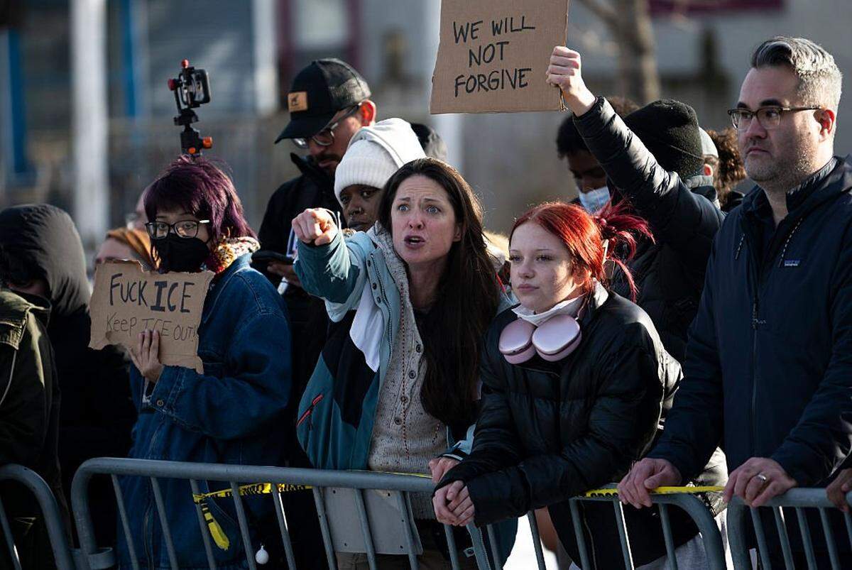 MINNEAPOLIS, MINNESOTA - JANUARY 07: (EDITOR'S NOTE: Image contains profanity.) People confront Minneapolis Police officers holding a perimeter after a shooting by an ICE agent during federal law enforcement operations on January 07, 2026 in Minneapolis, Minnesota. According to federal officials, the agent, "fearing for his life" killed a woman during a confrontation in south Minneapolis. (Photo by Stephen Maturen/Getty Images)