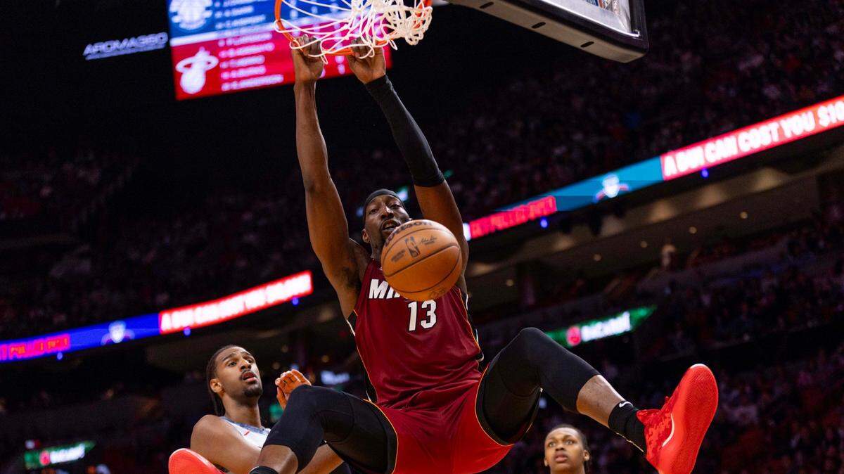El jugador del Heat Bam Adebayo clava la pelota en el partido ante los Wizards de Washington, celebrado el 3 de marzo de 2025 en Miami, Florida.