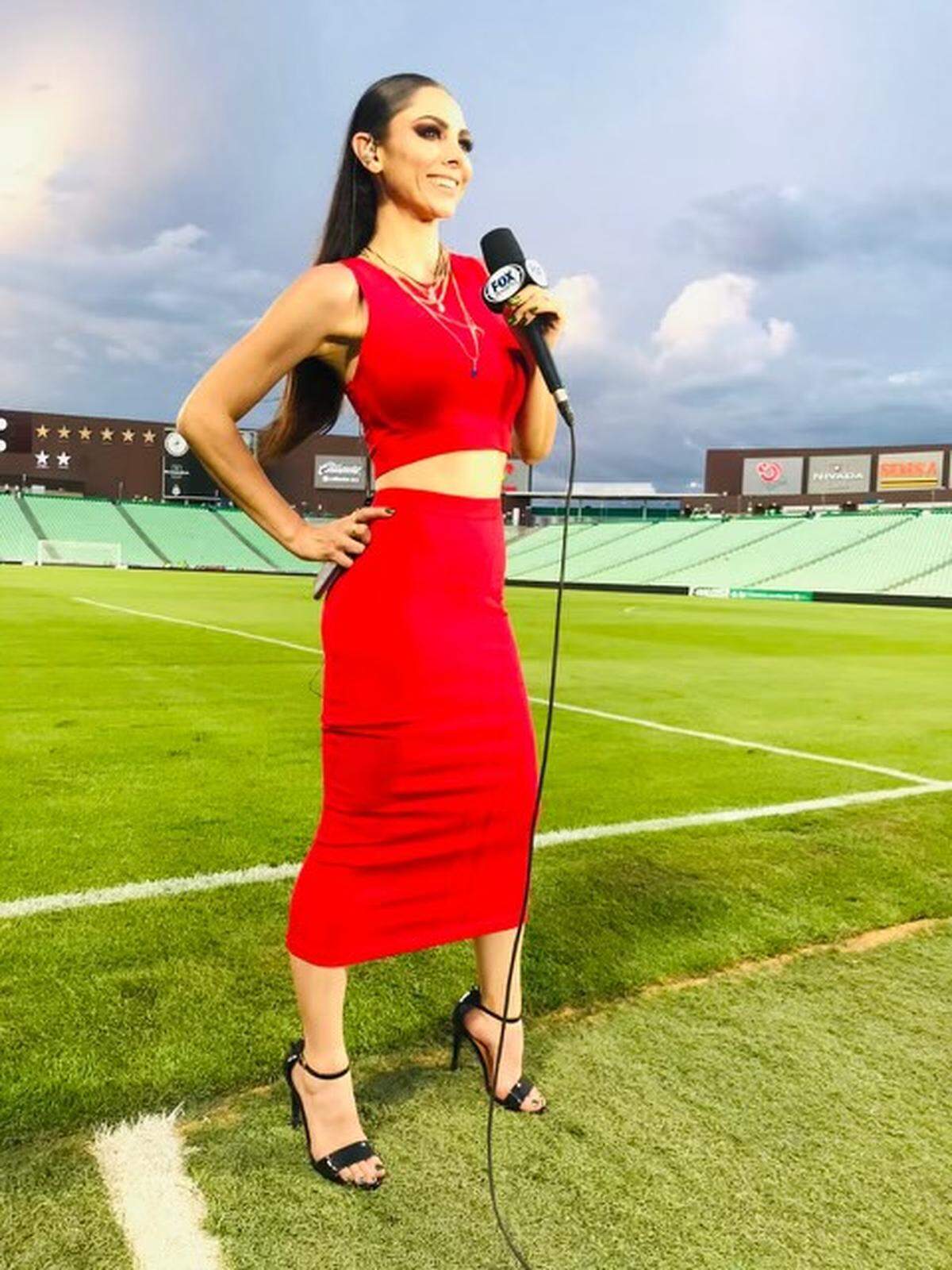 La mexicana Daniella López es reportera a pie de cancha del equipo Santos Laguna en la Liga MX, función que comparte con la de narradora de la Liga MX femenina.