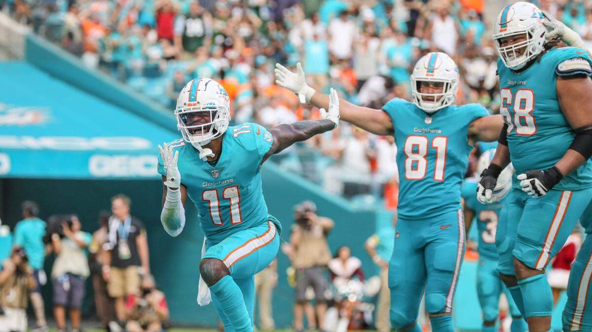 El wide receiver de los Dolphins DeVante Parker (11) reacciona tras anotar un touchdown en el partido ante los Jets de Nueva York, celebrado el 19 de diciembre de 2021 en el Hard Rock Stadium en Miami Gardens, Florida.