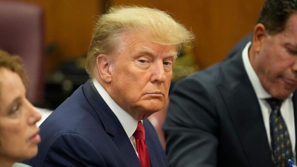 Donald Trump enfrenta decenas de cargos relacionados con la tenencia de documentos clasificados en su residencia personal y obstrucción de la justicia. Está previsto que comparezca ante el tribunal federal de Miami este martes 13 de junio de 2023.