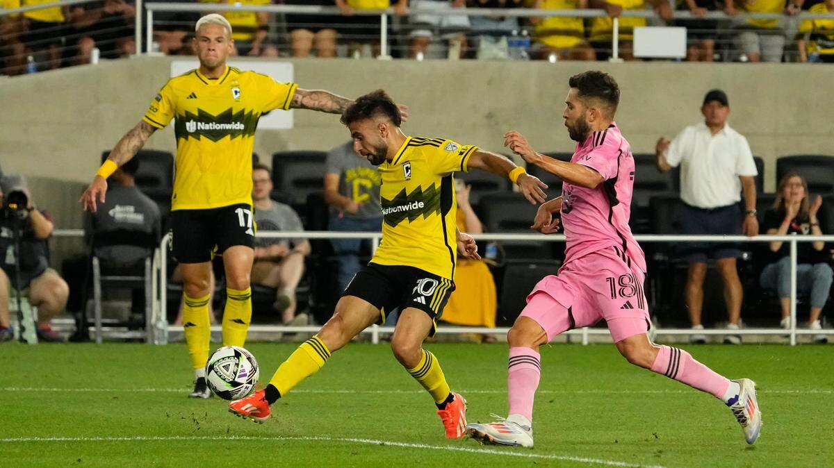  El delantero del Columbus Crew, Diego Rossi (10), marca un gol ante el defensor del Inter Miami, Jordi Alba, en la segunda mitad del partido de octavos de final de la Leagues Cup, celebrado el 13 de agosto de 2024 en el Lower.com Field, en Ohio. 