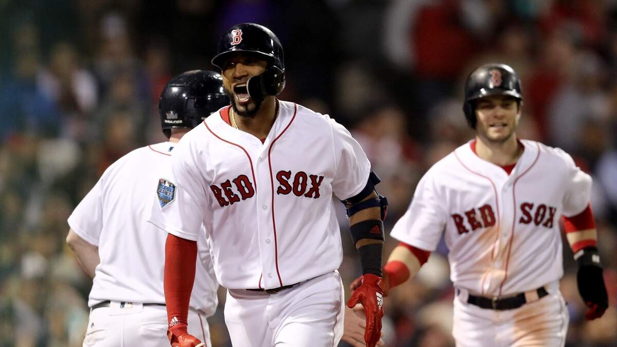 Eduardo Núñez celebra tras disparar un jonrón de tres carreras para los Medias Rojas en el séptimo inning contra los Dodgers, en el primer partido de la Serie Mundial celebrado el 23 de octubre de 2018 en Boston.