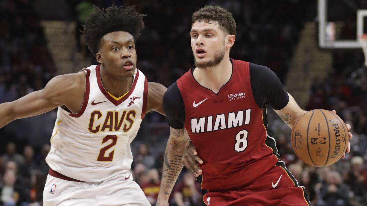 El jugador del Heat Tyler Johnson (der.) conduce el balón ante la marca de Collin Sexton, de los Cavaliers, el 25 de enero de 2019 en Cleveland.