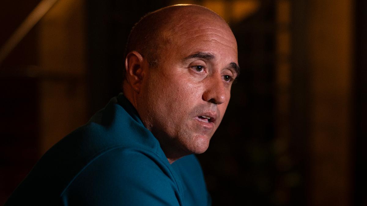 José Irizarry, en algún momento un destacado agente de la DEA y quien fue sentenciado a más de 12 años en una prisión federal por conspirar para lavar dinero con un cártel colombiano de las drogas, habla durante una entrevista la noche antes de ser enviado a un centro federal de detención en San Juan, Puerto Rico, el miércoles 5 de enero de 2022. (AP Foto/Carlos Giusti)