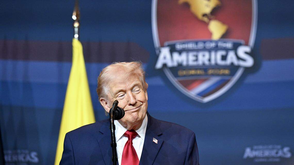 El presidente de Estados Unidos, Donald Trump, habla mientras organiza la “Cumbre Escudo de las Américas”, un encuentro con jefes de Estado y funcionarios de gobierno de 12 países de América, en el Trump National Doral Golf Club, el 7 de marzo de 2026 en Doral, Florida.