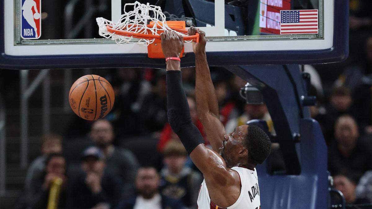 El jugador del Heat Bam Adebayo clava la pelota en el partido ante los Pacers, celebrado el 12 de diciembre de 2022 en Indiana.