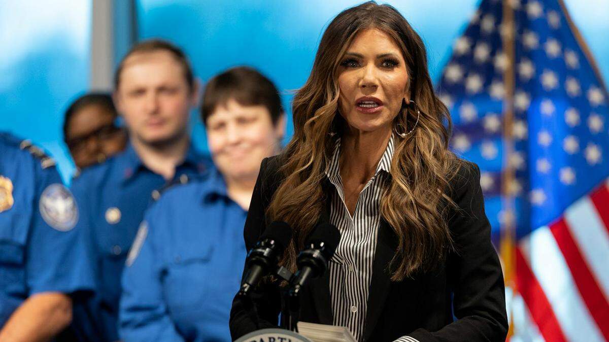 La secretaria de Seguridad Nacional Kristi Noem se dirige a los medios de comunicación en el Aeropuerto Internacional de Minneapolis-St. Paul el pasado domingo.