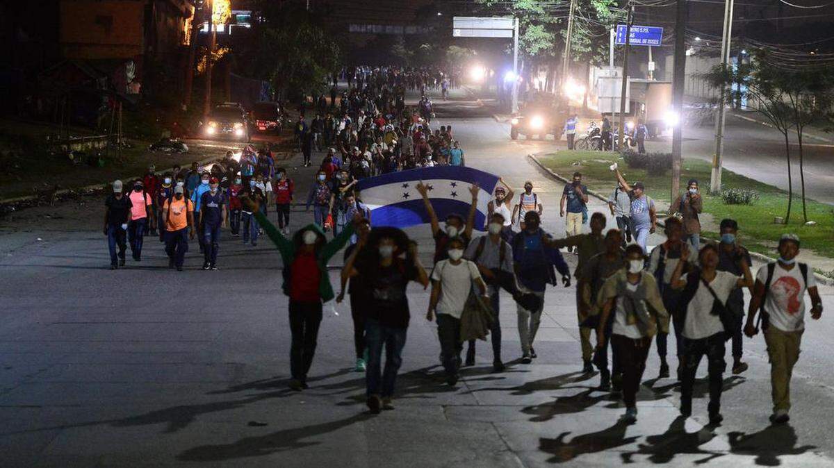 Los hondureños parten en caravana hacia los Estados Unidos desde San Pedro Sula, unas 150 millas al norte de Tegucigalpa, el 15 de enero de 2021.