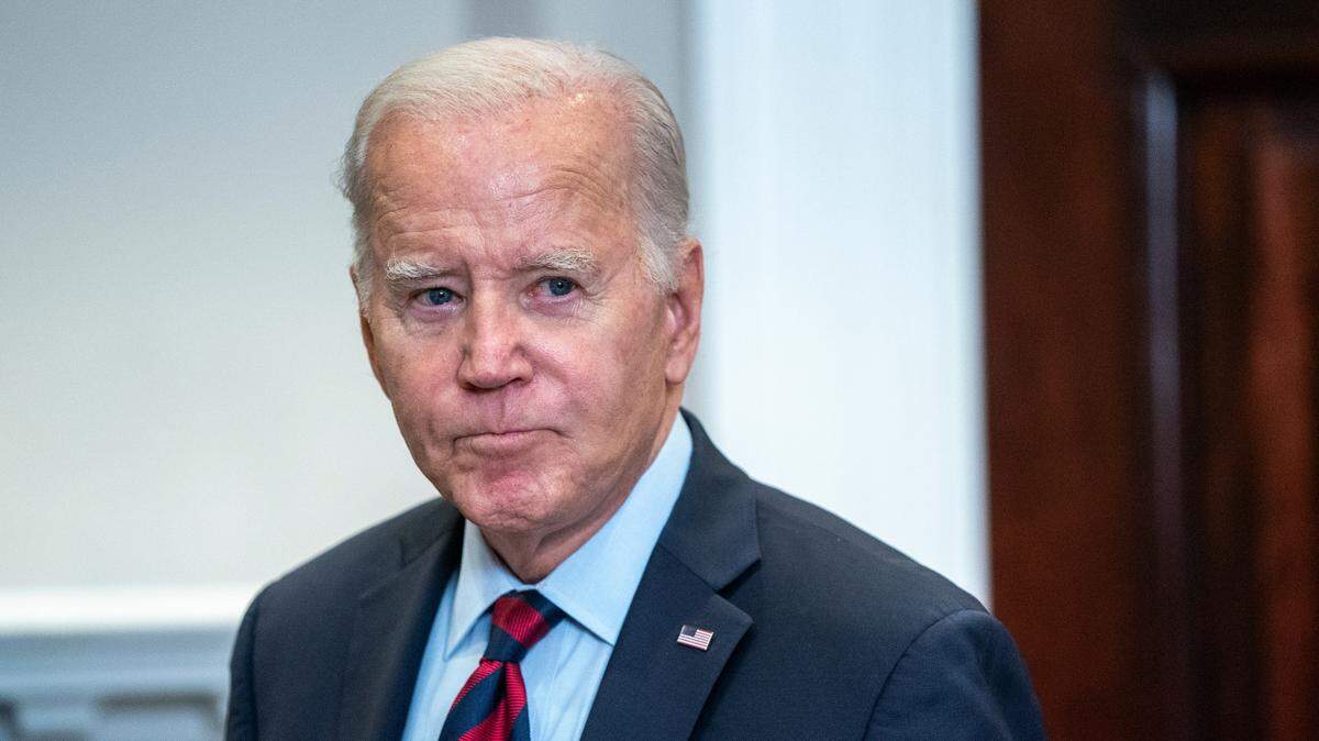 El presidente Joe Biden aclaró que la construcción de un muro fronterizo de 32 kilómetros en Texas es financiado por dinero aprobado por el Congreso en 2019, y que no pudo cambiar esa decisión. En la foto, Biden llega al Salón Roosevelt de la Casa Blanca para atender a la prensa, el miércoles 4 de octubre de 2023.