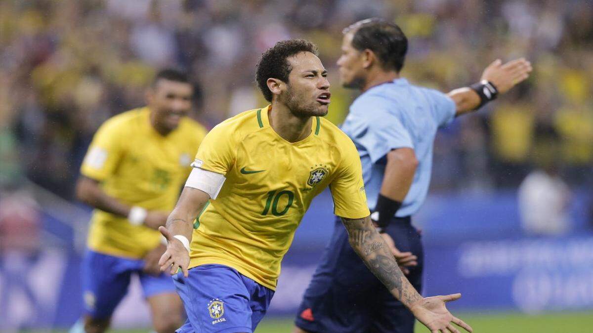 El delantero de Brasil Neymar celebra tras anotar un gol en el partido contra Paraguay en la eliminatoria mundialista, celebrado el 28 de marzo del 2017 en Sao Paulo.