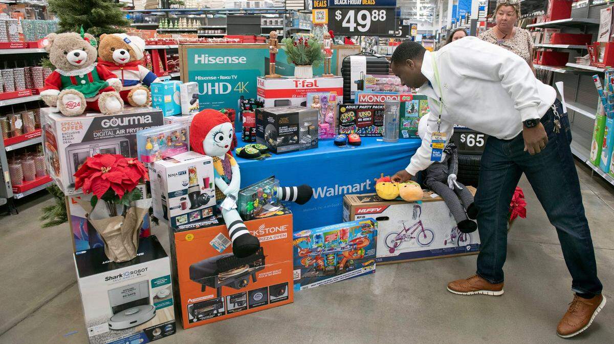 El gerente de Walmart, Neal Croom, revisa una exhibición de ofertas del Black Friday en la tienda ubicada en Pensacola Boulevard/Highway 29 el jueves 21 de noviembre de 2024. 