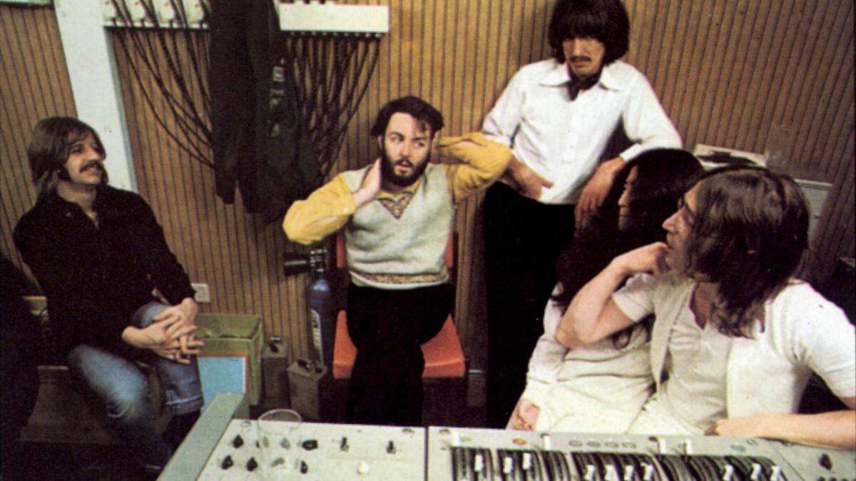 The Beatles en el estudio de grabación en 1969 trabajando en la música que formaría parte del álbum “Let It Be” lanzado en 1970. De izq. a der.: Ringo Starr, Paul McCartney, George Harrison, Yoko Ono y John Lennon.
