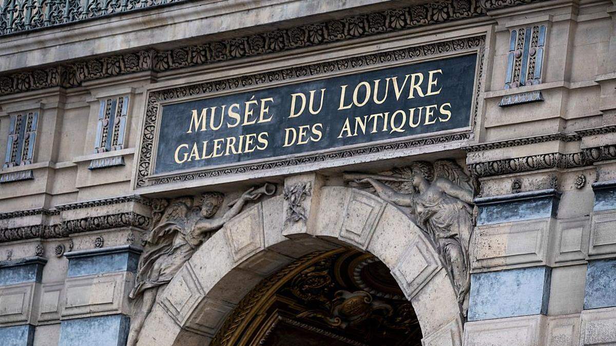 An exterior view of the windows after a robbery at the Louvre in Paris, France, October 30, 2025. The Louvre was the target of a robbery on October 19 by several criminals who smashed windows to steal eight precious royal jewels. (Photo by Magali Cohen / Hans Lucas via AFP) (Photo by MAGALI COHEN/Hans Lucas/AFP via Getty Images)