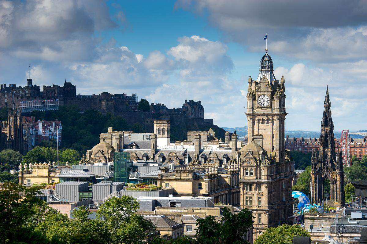 Edimburgo, la capital de Escocia, en el Reino Unido, es una ciudad repleta de historia y encanto y con una magia especial. 