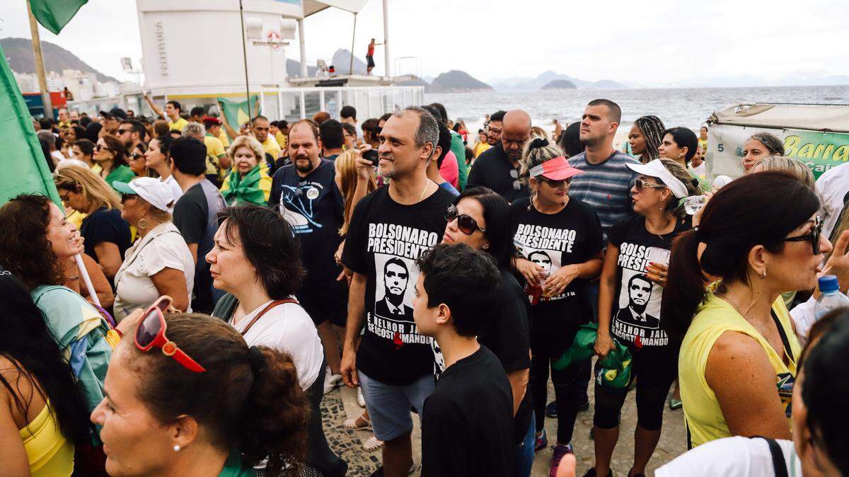 Simpatizantes de Jair Bolsonaro durante un rally en Rio de Janeiro. Un análisis de 100,000 imágenes de WhatsApp que se compartieron extensamente en Brasil halló que más de la mitad contenía información errónea o simplemente falsa.