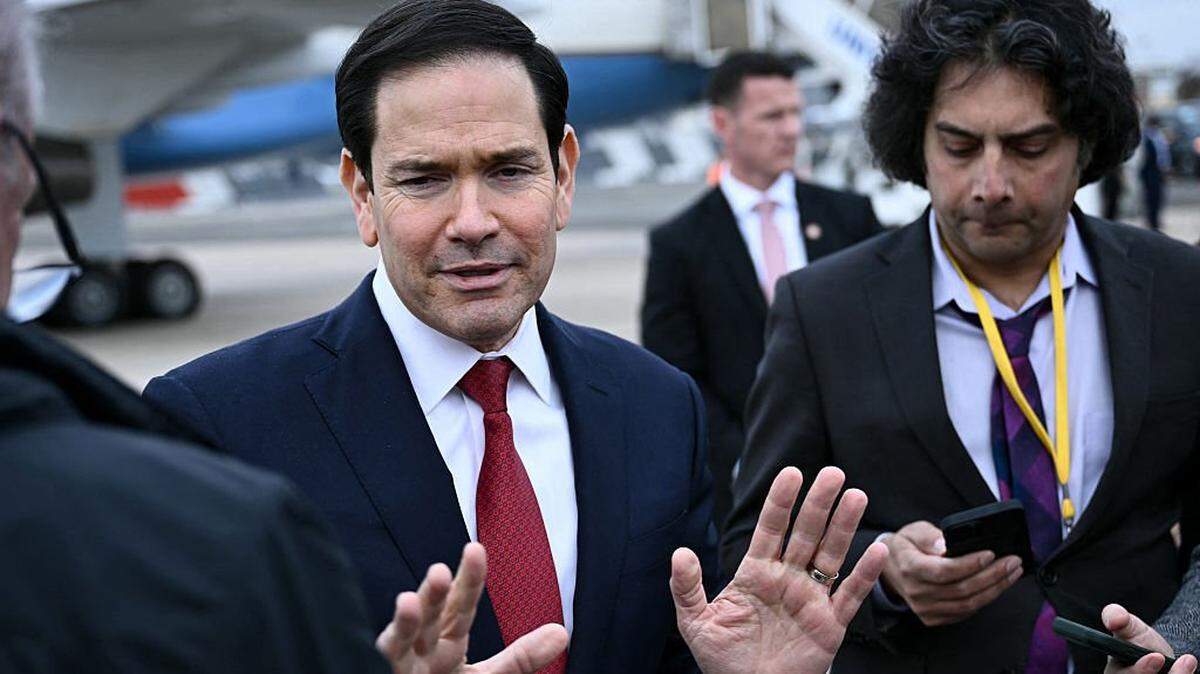 El Secretario de Estado de EEUU, Marco Rubio, habla con la prensa tras una reunión de ministros de Asuntos Exteriores del G7 con países socios, antes de su partida desde el aeropuerto de Le Bourget, a las afueras de París, el 27 de marzo de 2026.