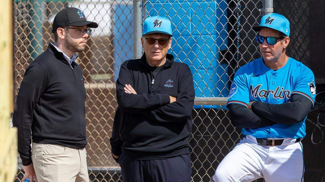 Peter Bendix, presidente de operaciones de beisbol, Bruce Sherman, propietario principal de los Malins y el manager Clayton McCullough (de izq. a der.) observan el entrenamiento del equipo en la pretemporada en el Roger Dean Stadium de Jupiter, Florida.