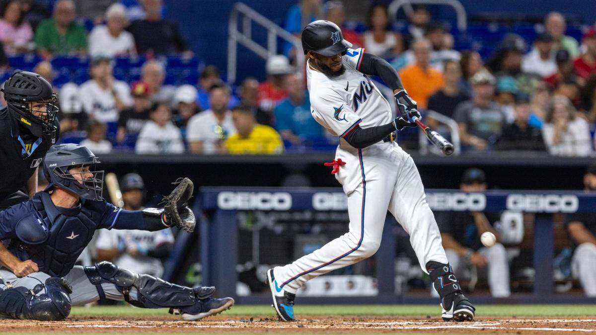 El jardinero de los Marlins Bryan de la Cruz batea en el primer inning del partido ante los Rays de Tampa Bay, celebrado el 15 de junio de 2024 en Miami.