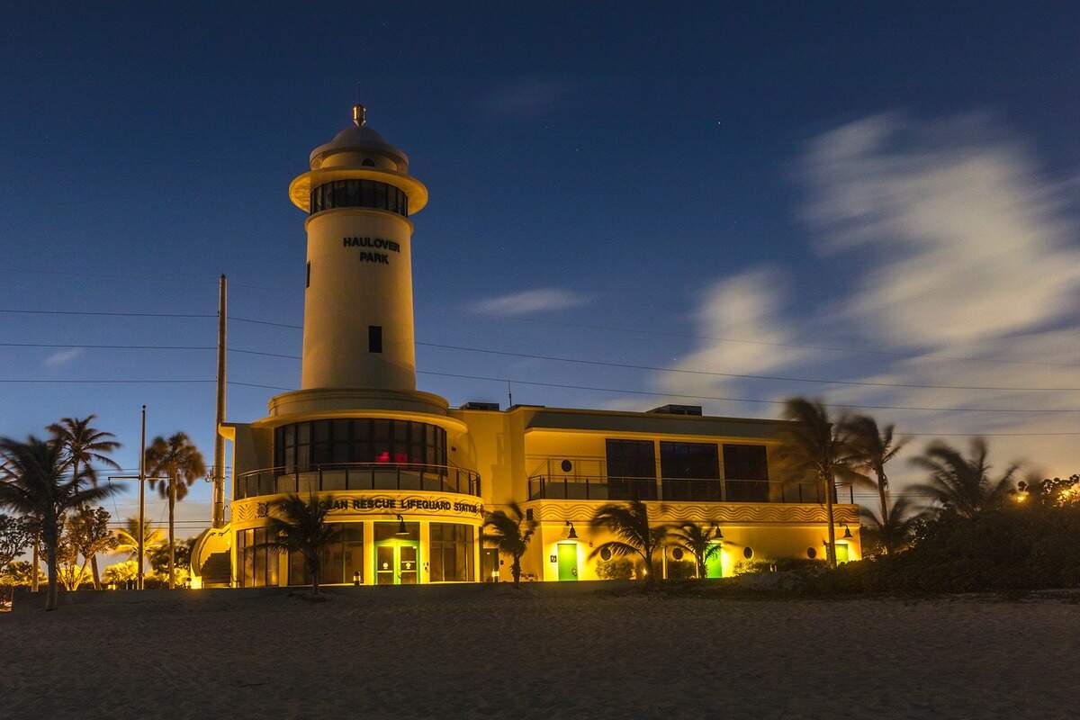 Bill Bird Marina, en North Miami Beach, incluye en sus instalaciones alquiler de bicicletas, barcos e, incluso, cometas. También, hay tiendas de cebos, áreas de limpieza de pescado, espacios comerciales y un almacén para guardar la pesca del día.