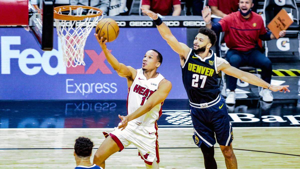 El defensa del Heat Avery Bradley (11) anota una canasta ante los Nuggets el 27 de enero de 2021 en el AmericanAirlines Arena, en Miami.