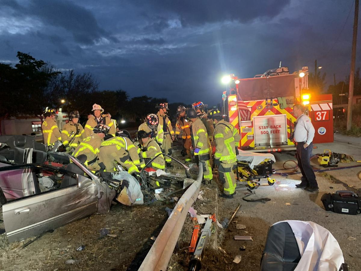 El conductor de un automóvil intentó cruzar los rieles en momentos en que se aproximaba un tren y el vehículo al ser impactado se partió en dos. El hombre resultó con heridas graves y es el cuarto accidente de este tipo que ocurre en el sur de la Florida.
