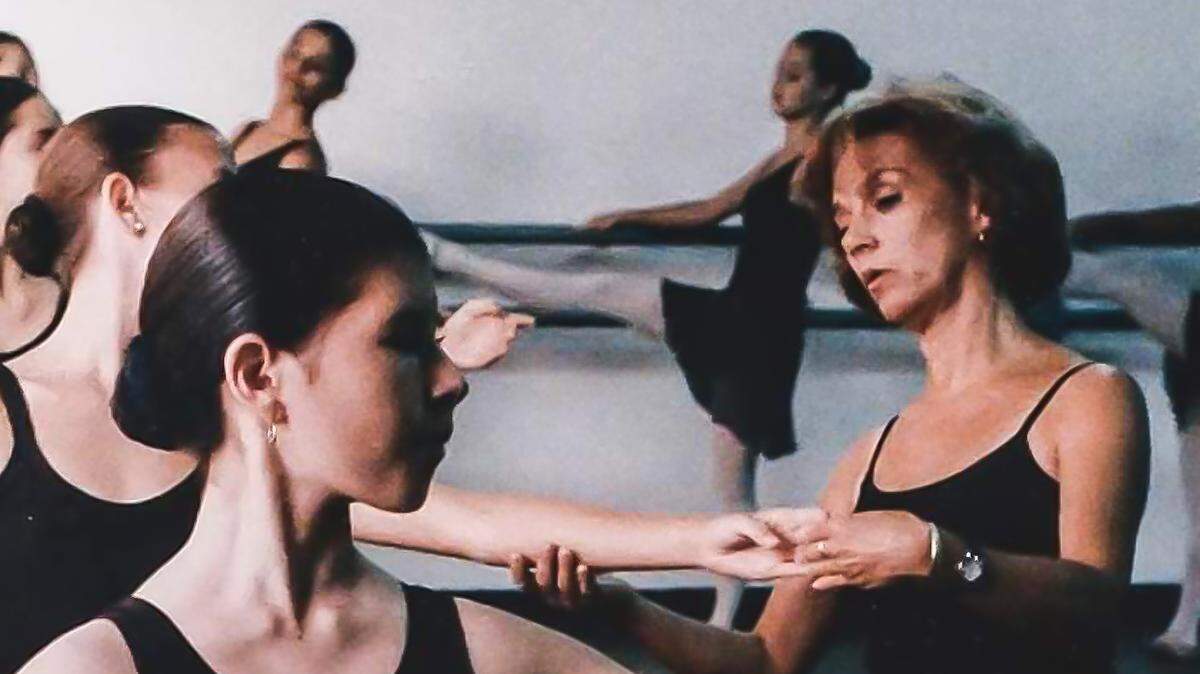 “Si creo que hay cada vez más interés en aprender ballet”, afirma Keyla Ermecheo. Aquí en ensayo para la celebración del XXX Aniversario de su escuela en Caracas, 1998. 