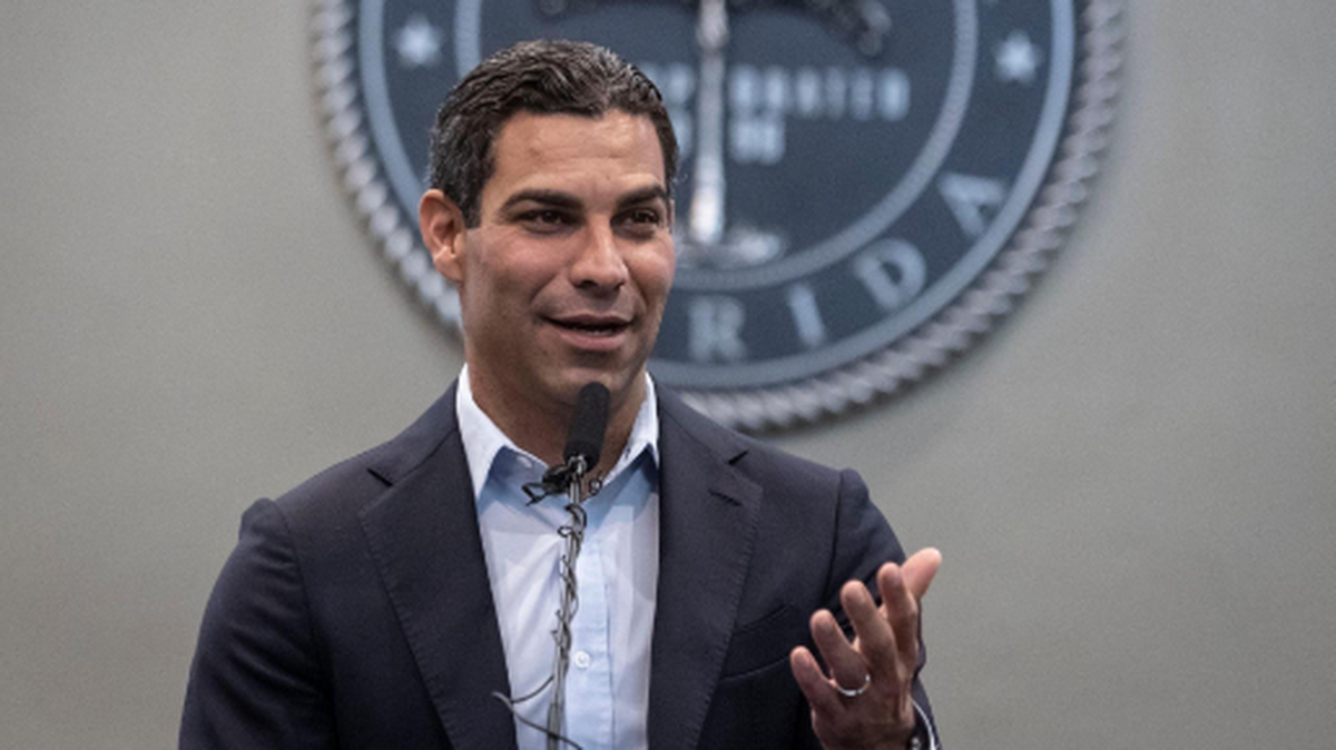 El alcalde de Miami, Francis Suárez, recibió al menos $170,000 en pagos mensuales a partir de finales de 2021 de un urbanizador que construía un complejo en Coconut Grove, según documentos de Location Ventures obtenidos por el Miami Herald.