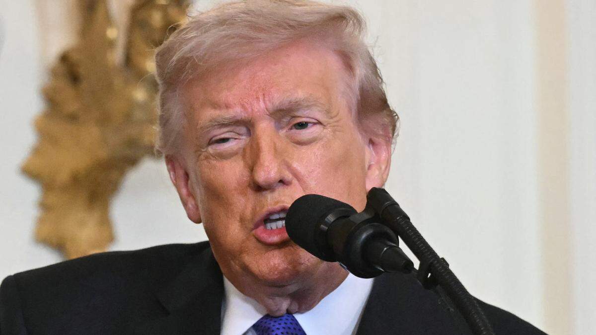 El presidente de Estados Unidos, Donald Trump, habla durante una ceremonia de la Medalla de Honor en el Salón Este de la Casa Blanca el 2 de marzo de 2026 en Washington, DC.